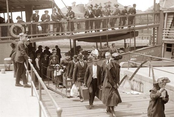 Immigrants like Annie More arriving in Ellis Island The story of Annie More