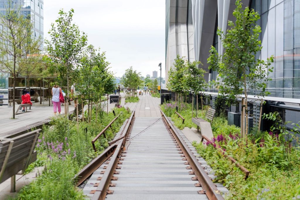 railroads of High Line park leading to a path. 
