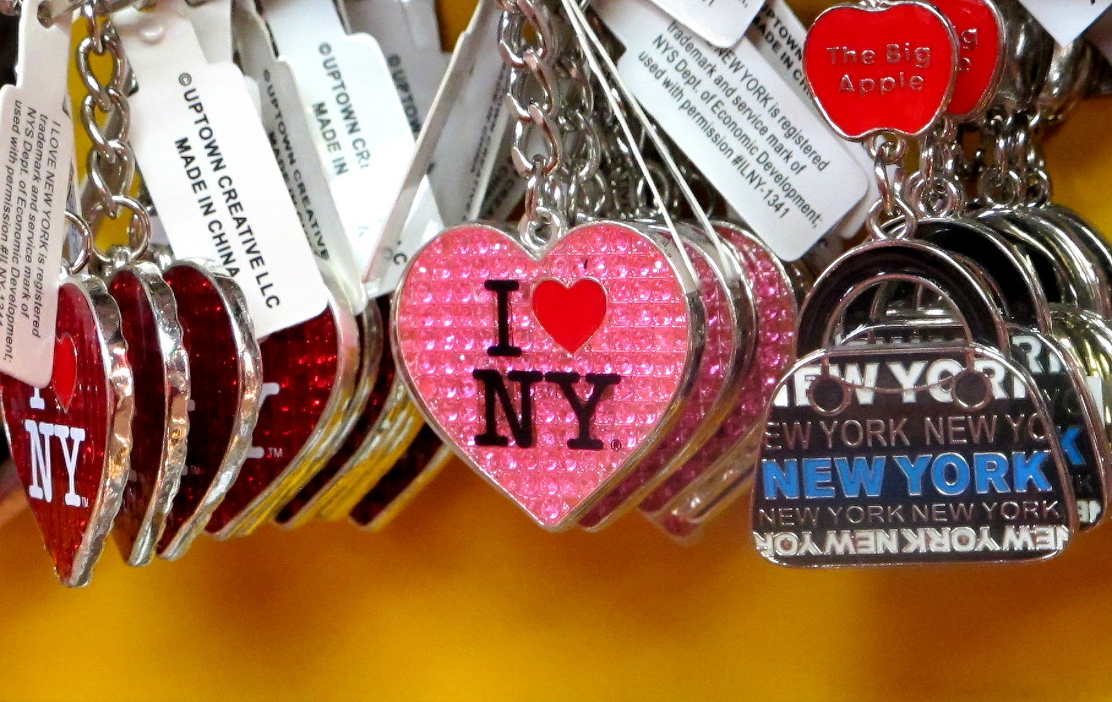 NYC souvenirs | Photo by frankieleon. https://www.flickr.com/photos/armydre2008/15786240793/in/photolist-q3YBpp-qa5qGW-9g61hG-dUe6Vo-dbHE4H-dTmnSq-r7p27V-wfXHP-acKXSa-6VKbsU-6VF7up-uJKSeF-6VKbbm-6VF7Gn-7LDnMS-qoKnBD-5wC3VJ-7LzoAF-LubtE-dSQBt2-6VK2Bm-61UPjG-cwtvgj-dSQ7Sa-cyNbWw-2nEkS-qfSYSq-acNNQE-7iCWZ4-tGPXXf-6Wzo2q-dPDZbq-nyuQzG-8QycoG-bQzYac-nx6SYg-aE5c8p-5esG8V-ejQv8w-bBFhgf-bBFhSE-az7jyE-bQzXDk-hMBAVC-bQzXTz-bhvWpF-oQmvCm-4zuXB9-acKYKV-9fHKYk