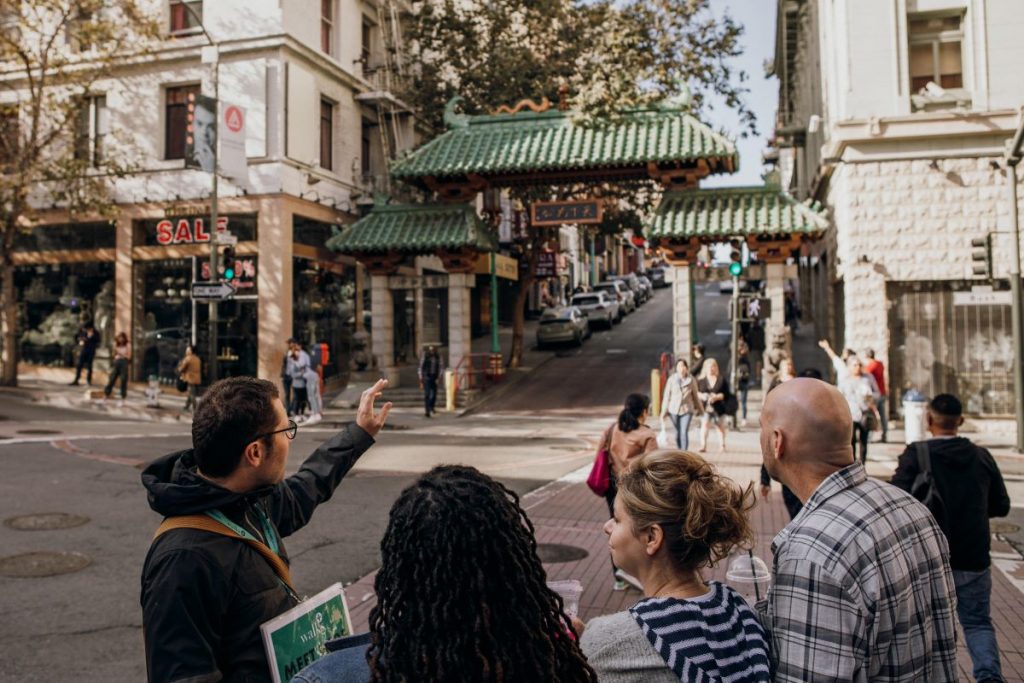 A guide shares facts about San Francisco's Gateway Arch (Dragon Gate)