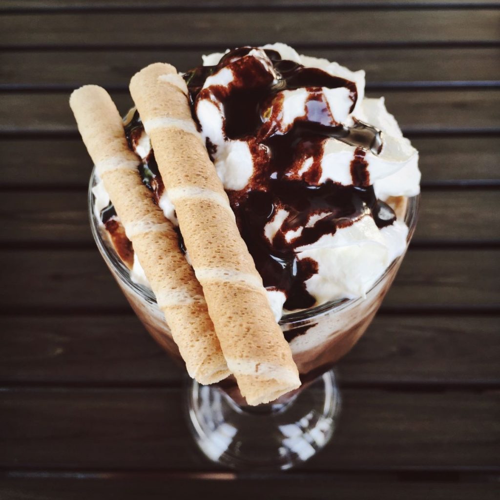 An ice cream sundae