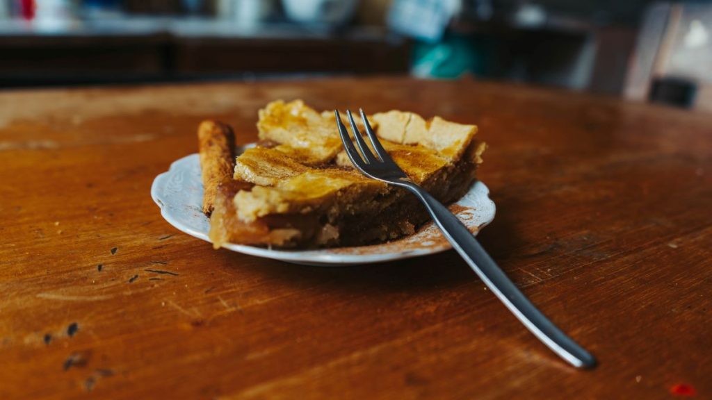 apple pie on a plate