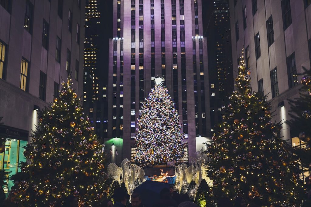 christmas tree rockefeller center at night manhattan