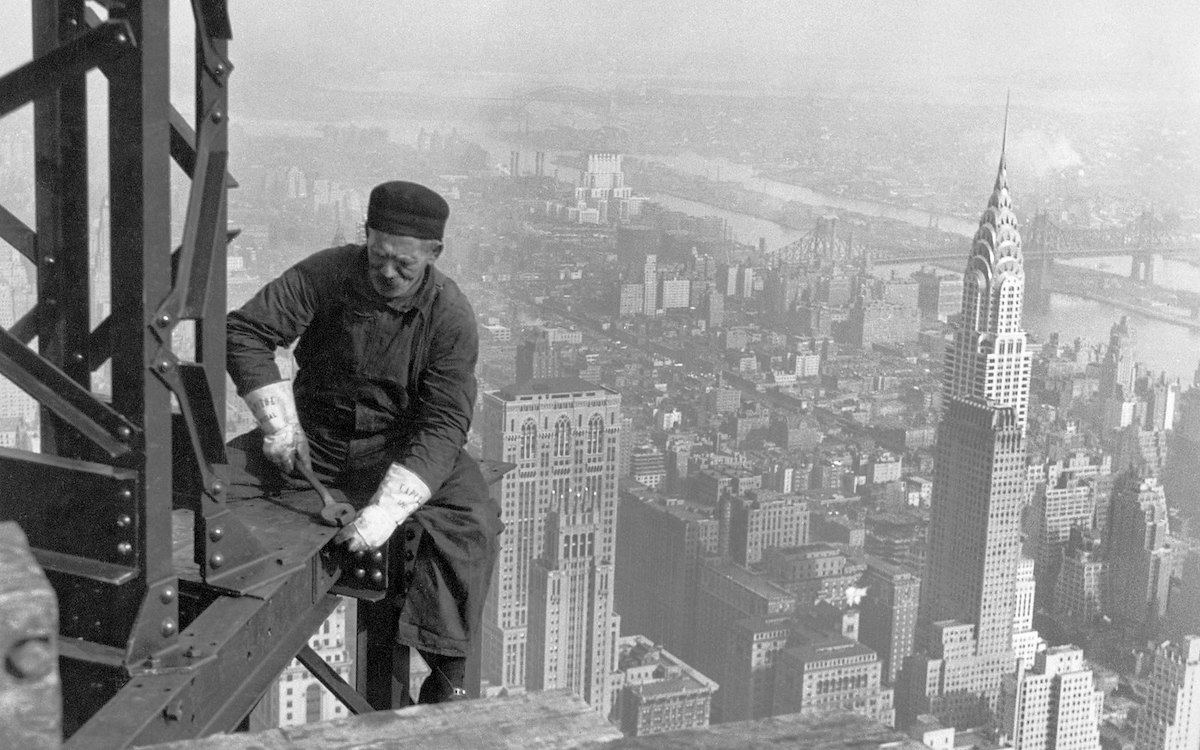 Old photography of the construction of the Empire State Building