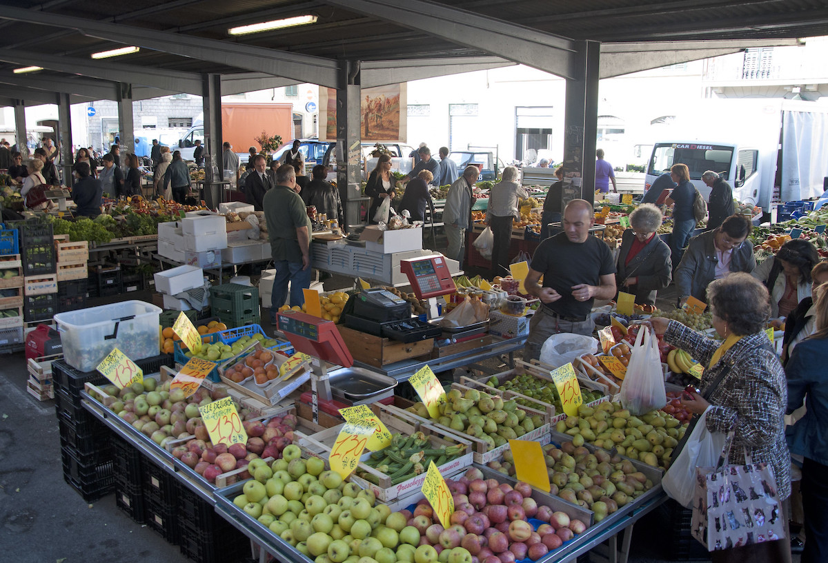 Busy morning at the Sant'Ambrogio market in Florence