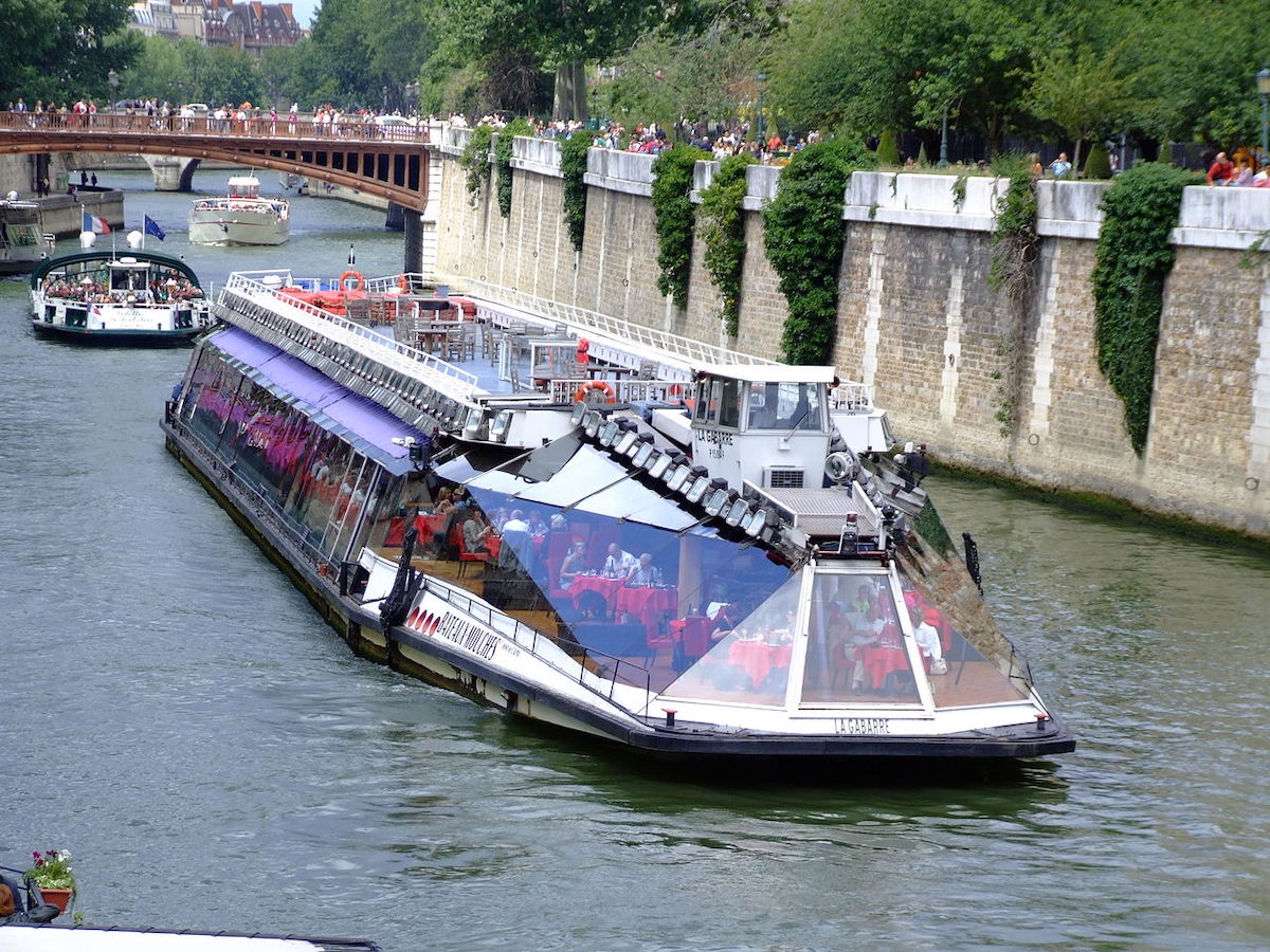 Best restaurants near Eiffel tower can be on the Seine river