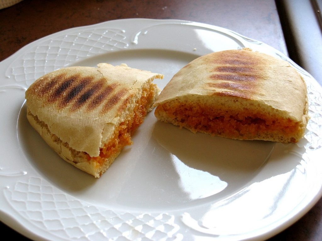 bread with tomato (mollete)