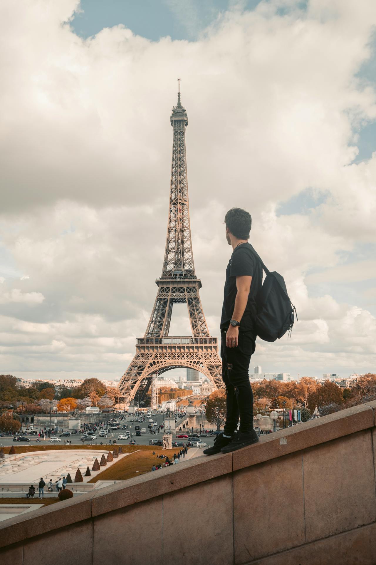 person looking for the best restaurants near Eiffel tower